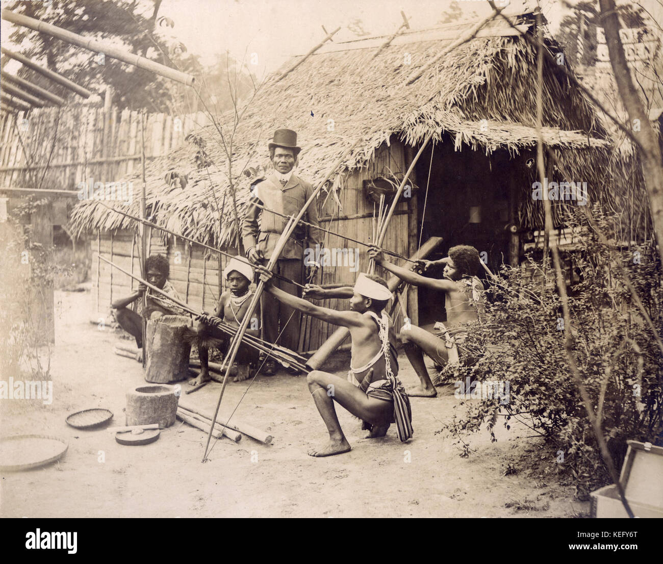 Il capo di El Capitano e arcieri in Negrito Village. Dipartimento di Antropologia, 1904 della fiera del mondo Foto Stock