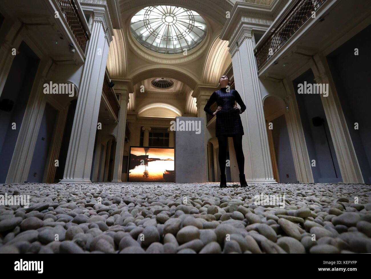 Kathryn Dunlop dell'Università di Edimburgo si erge su migliaia di ciottoli scuri presi dai letti dei fiumi scozzesi che hanno trasformato l'università e Atilde;•S Talbot Rice Gallery come parte del lavoro dell'acclamato artista e regista John Akomfrah nella sua prima mostra personale "Vertigo Sea" in Scozia, che apre sabato 21 e rimane fino alla fine di gennaio 2018. Foto Stock