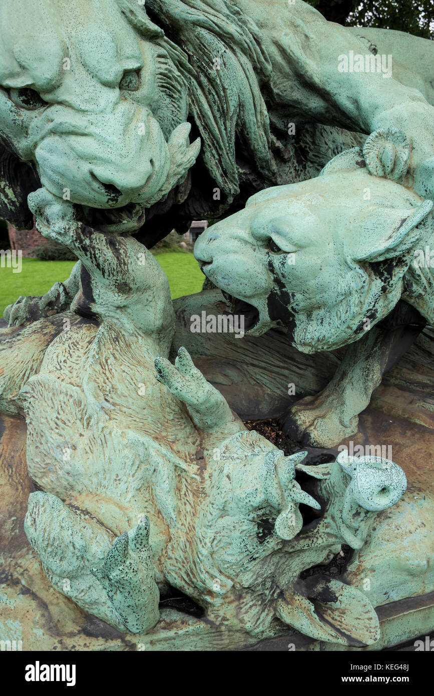 Statua di Lion e di Leonessa a competere per un cinghiale da Auguste Caino scultore (Replica), Copenhagen, Danimarca. Foto Stock