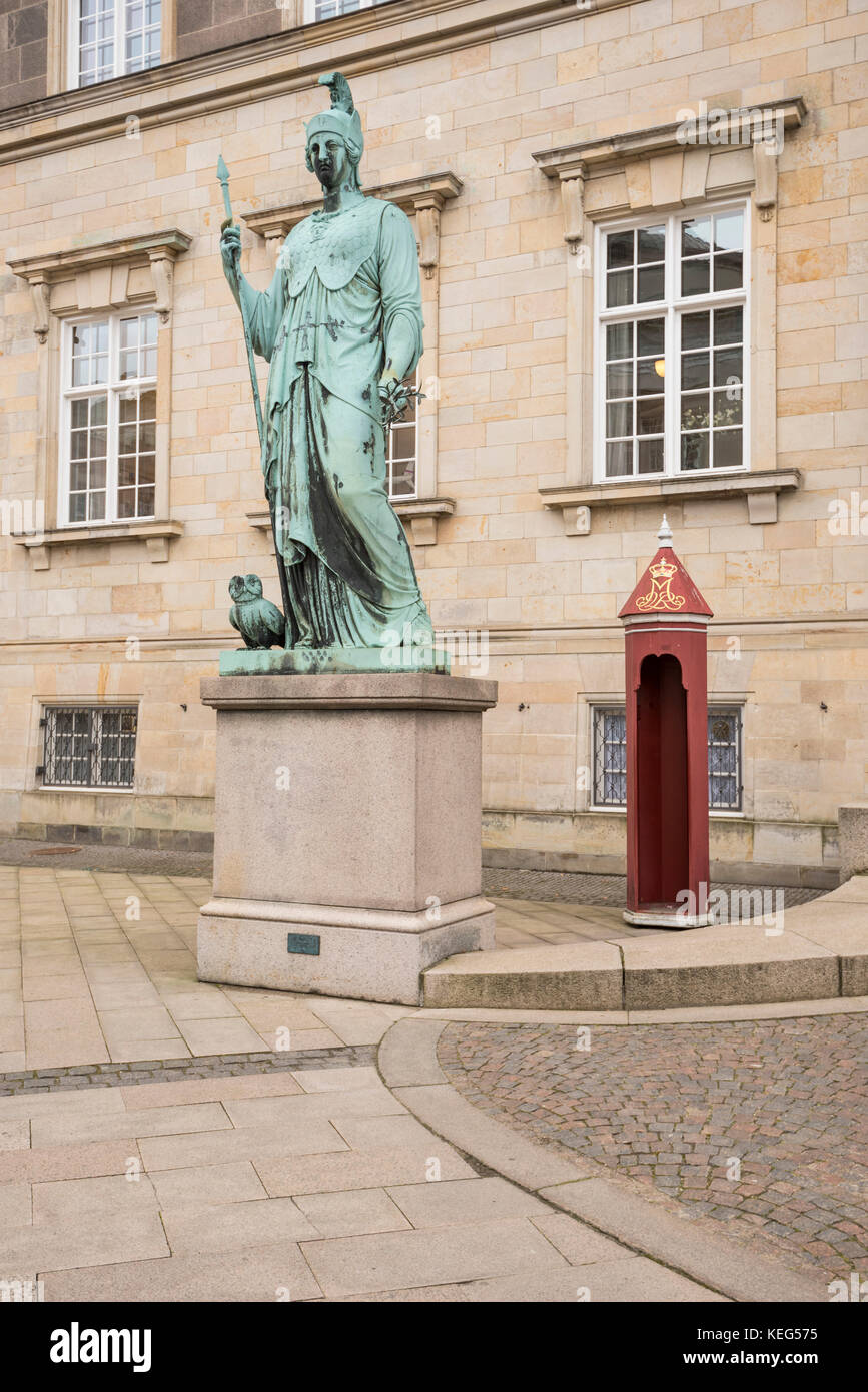 Statua di Minerva a Palazzo Christiansborg , nella mitologia romana, è la dea della guerra e di civiltà, saggezza, ecc. Essa è spesso rappresentato con un gufo, Foto Stock