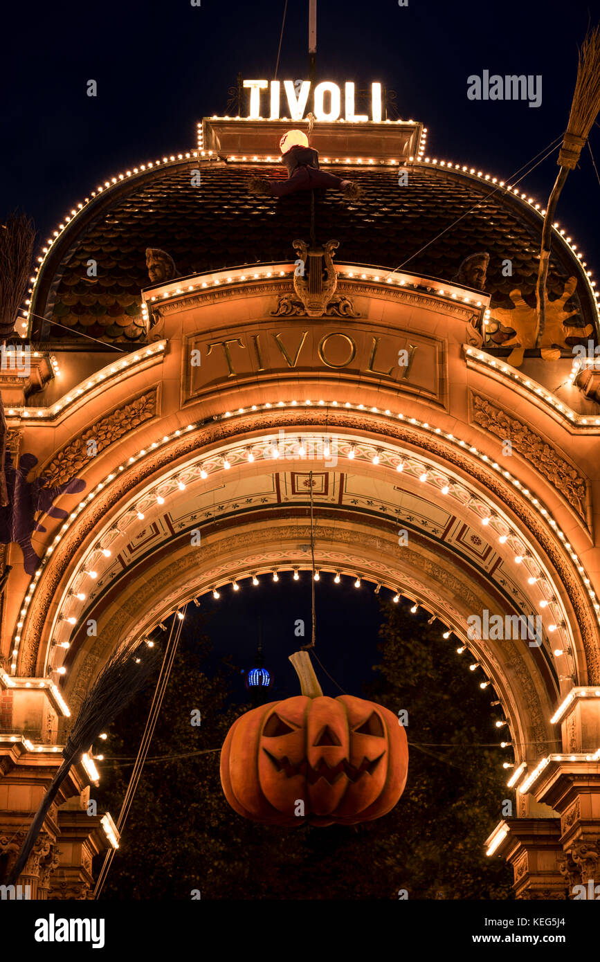 Zucca di Halloween di fronte alla illuminata ingresso principale dei Giardini di Tivoli, Copenhague, Dinamarca Foto Stock