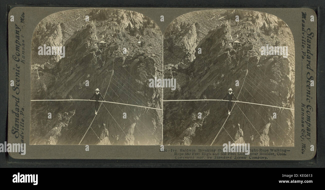 Ivy Baldwin rompere il record di stretto-corda walking-corda 580 piedi alto e 555 piedi lungo, vicino a Boulder, colo, da Robert N. Dennis raccolta di vista stereoscopica Foto Stock