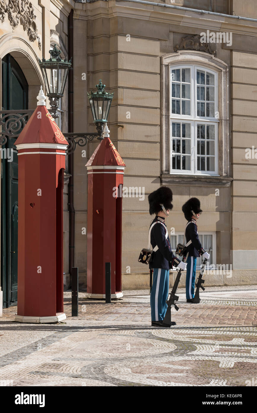 Guardia Reale di turno presso il palazzo, il Palazzo di Amalienborg, Copenhagen, Danimarca Foto Stock