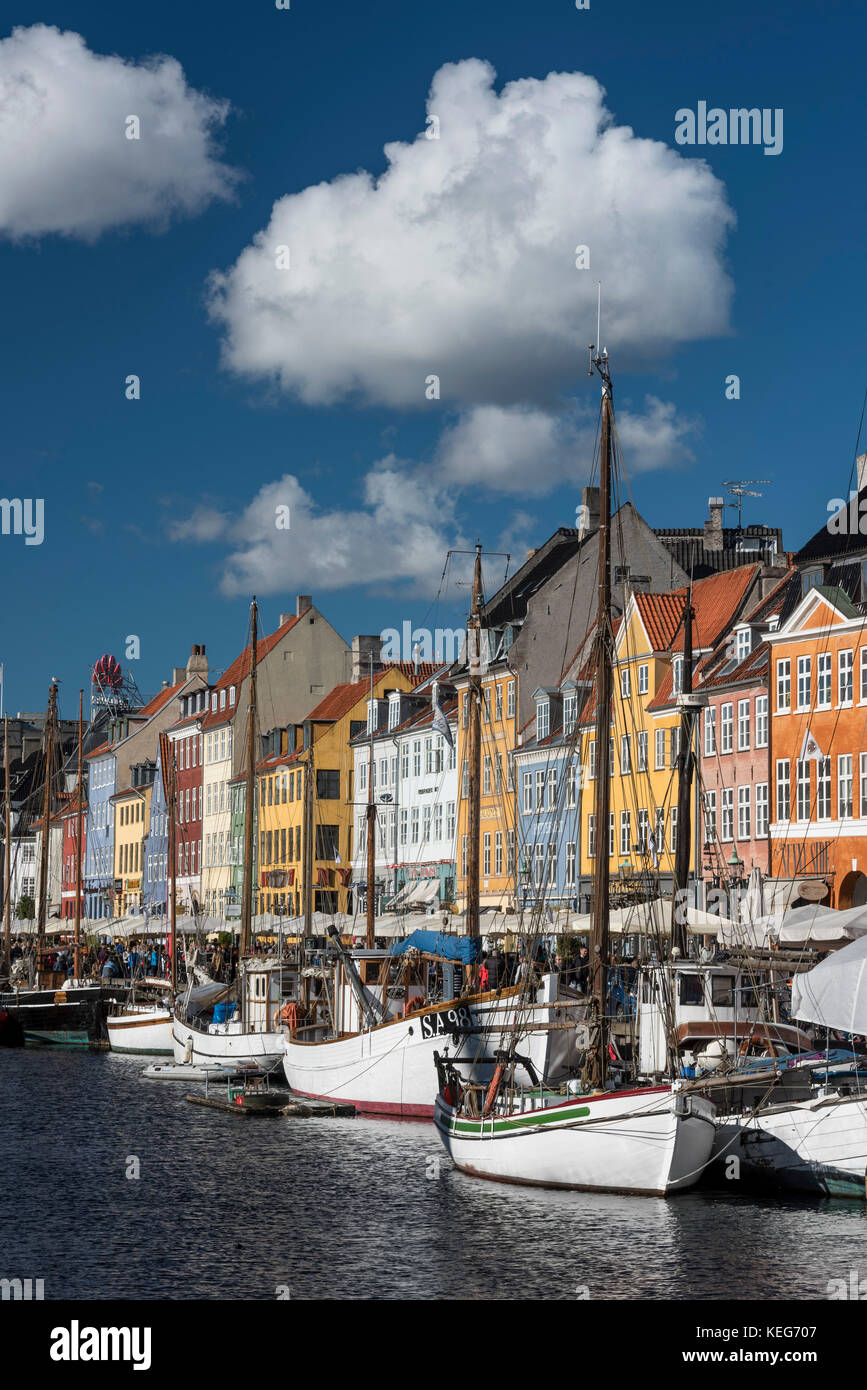 Nyhavn (nuovo porto) è un monastero del XVII secolo waterfront, canal e dal quartiere dei divertimenti di Copenaghen, Danimarca, è fiancheggiato da vivacemente colorate e XVII Foto Stock