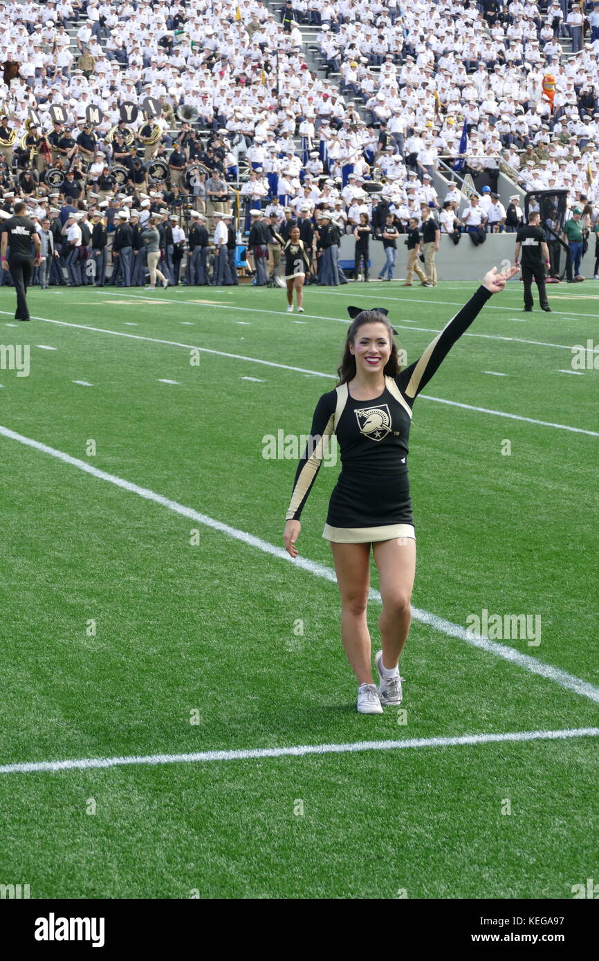 Piuttosto cheerleaders onda per la folla a west point del gioco del calcio Foto Stock