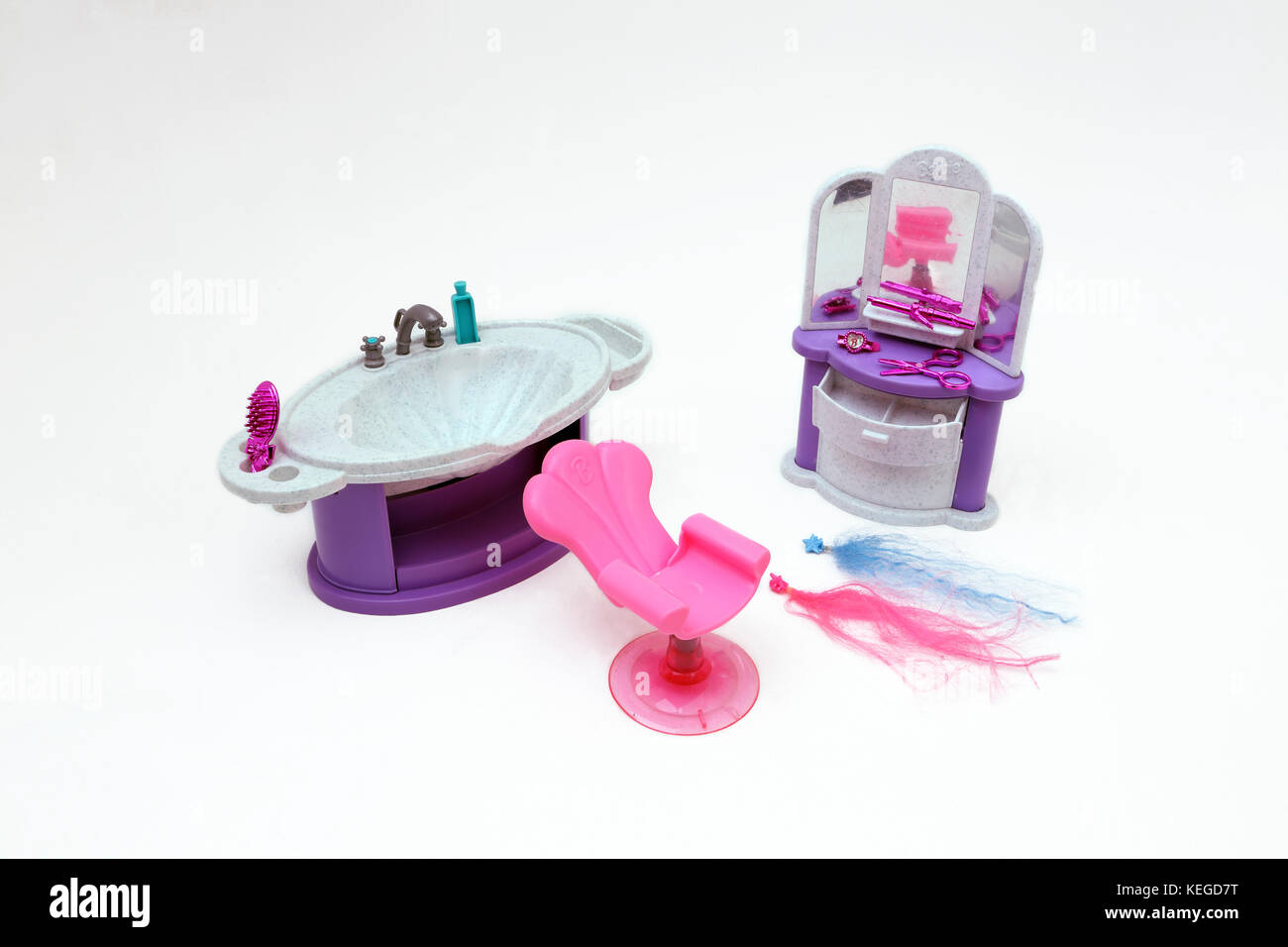 Barbie vintage degli anni novanta 'salon sorpresa' impostato - lavandino e  specchio, sedia e accessori per capelli Foto stock - Alamy