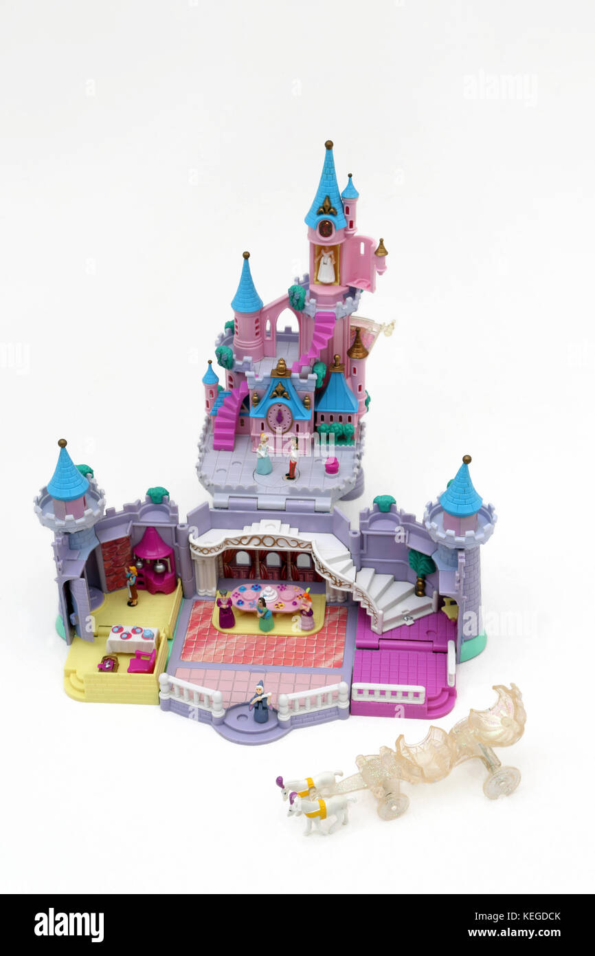 Vintage degli anni novanta Polly Pocket Disney's Cinderella castello  incantato Foto stock - Alamy
