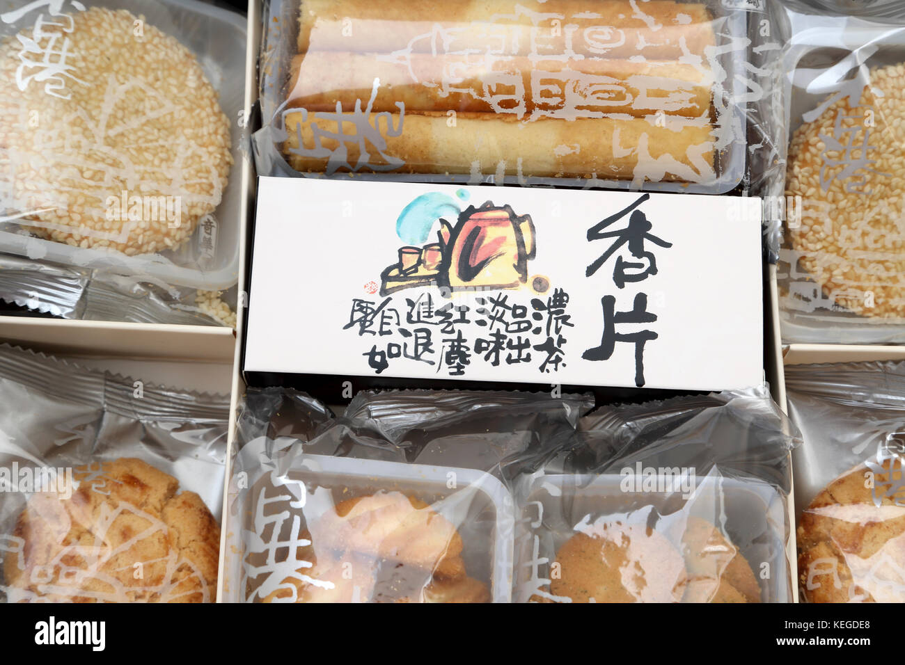 Una scatola di biscotti assortiti da Kee Wah panificio di Hong Kong Foto Stock