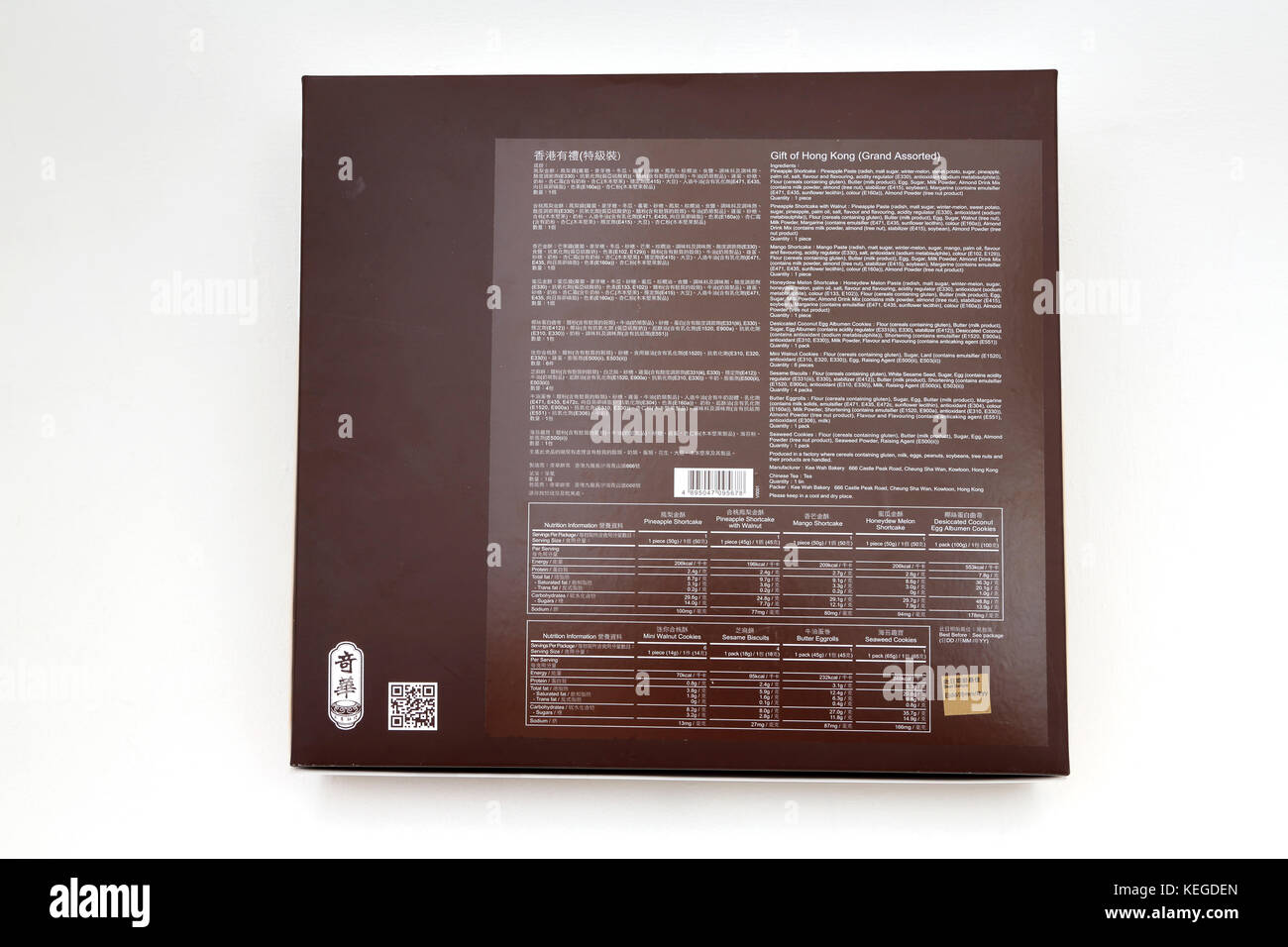 Una scatola di biscotti assortiti da Kee Wah panificio di Hong Kong che mostra gli ingredienti e le informazioni nutrizionali Foto Stock