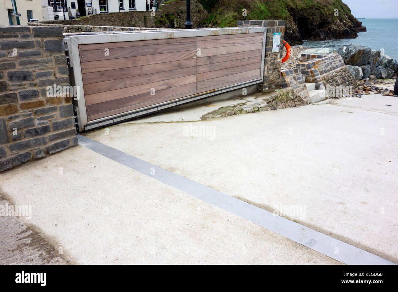 La nuova difesa costiera alta marea / flood barrier in Little Haven Pembroke Foto Stock