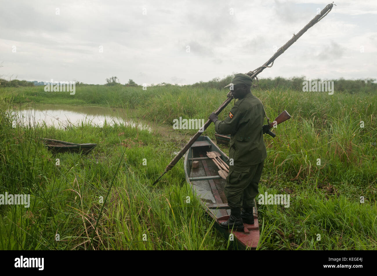 Hippo arpione, scoperto in barca dal parco di guardia di Murchison National Park, Uganda. I bracconieri barche sono state autoaffondato, e l'arpione rotto. Foto Stock