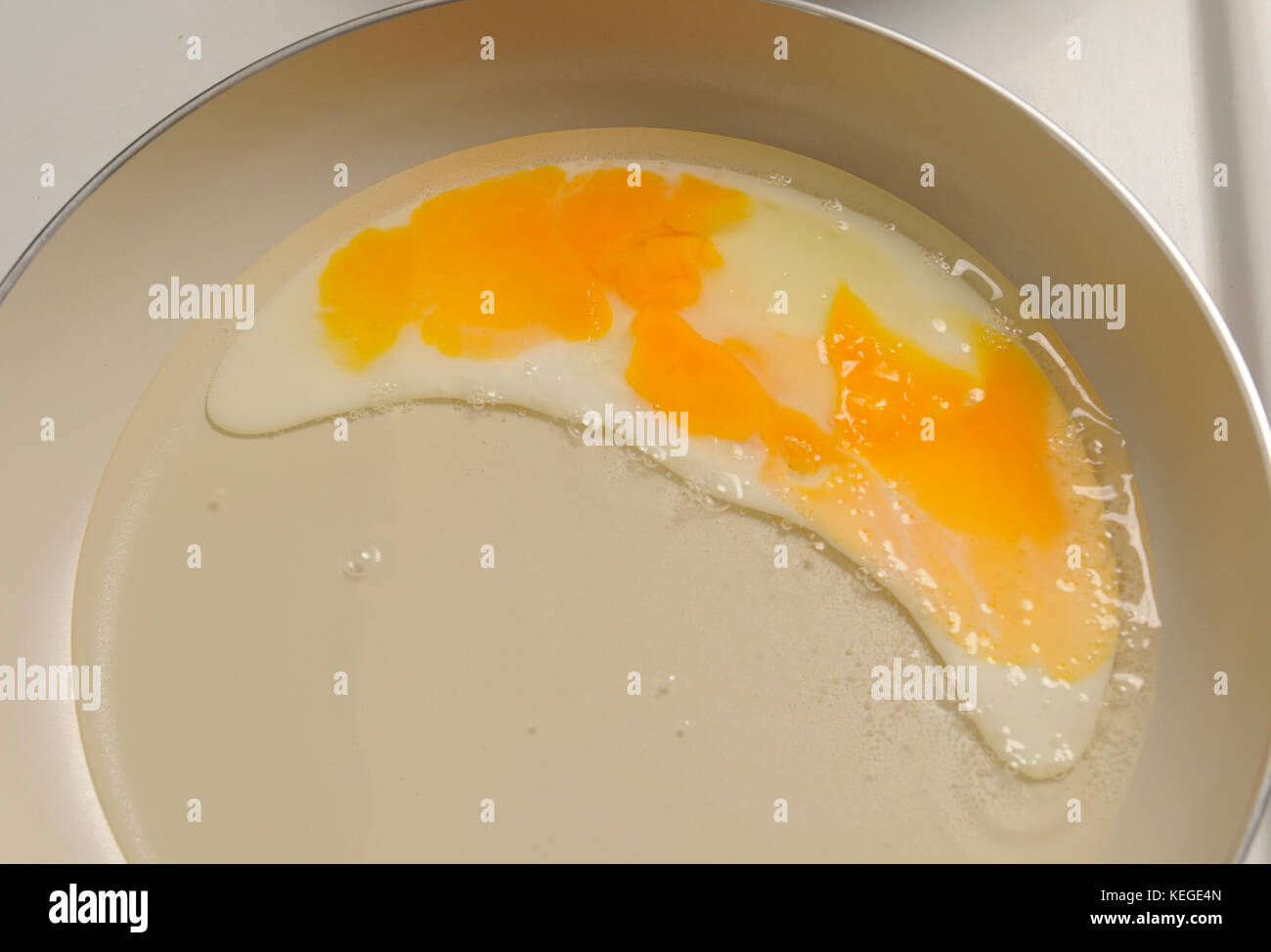 Friggere uova strapazzate in giallo e bianco mescolati Foto Stock