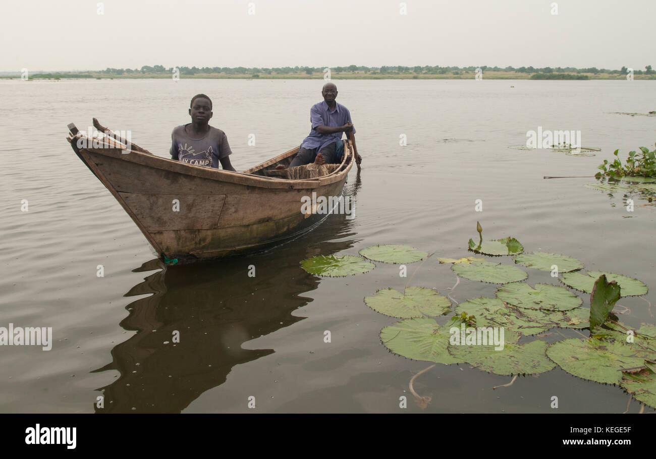 Gli abitanti di un villaggio di pesca dalle loro canoe nel lago Albert, Uganda, Africa. Foto Stock