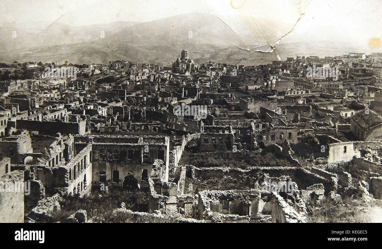 Postumi di Shusha massacro: armeno metà di shusha distrutto da azerbaigiano di forze armate nel 1920, con il disonorato la cattedrale armena del santo Salvatore in background. Foto Stock