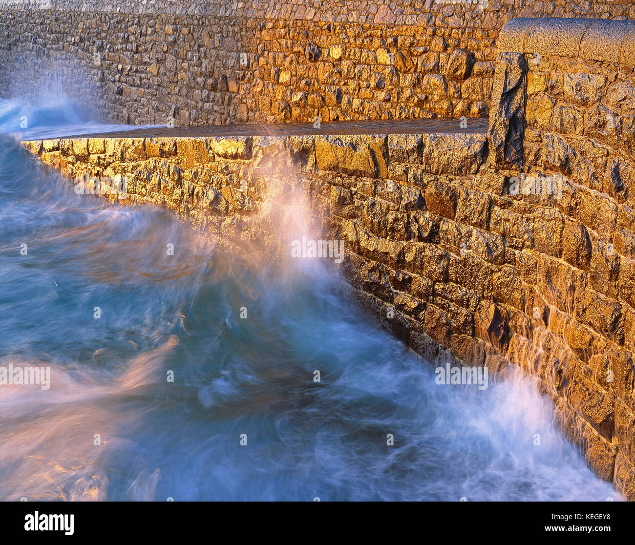 Isole del canale. Guernsey. Porto di San Pietro. Onde che si infrangono sulla parete del porto e sullo scivolo. Foto Stock