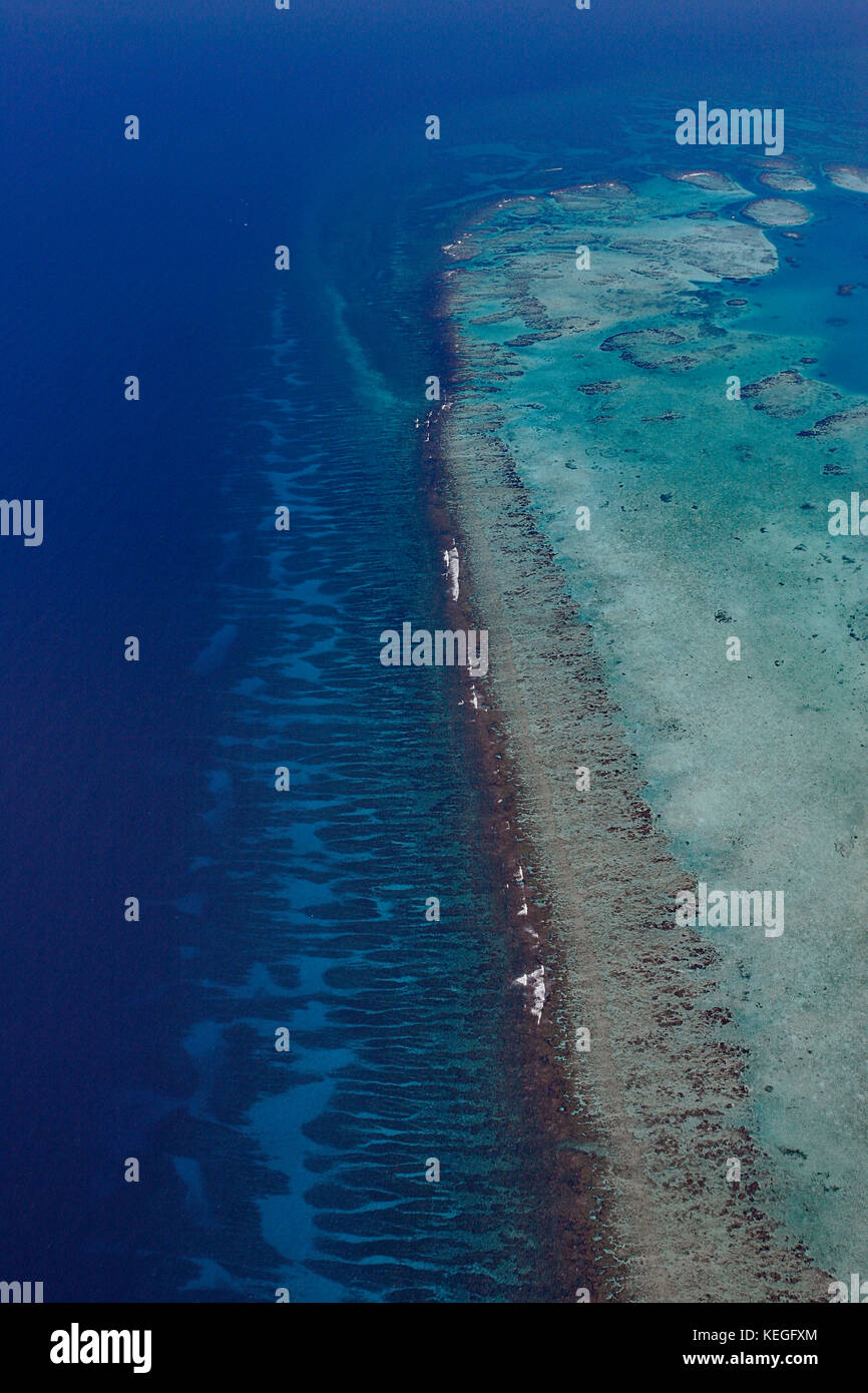 Vista aerea della barriera corallina del Belize meridionale, che mostra Gladden Spit, dove c'è una curva stretta nella barriera corallina, e mostra le formazioni corali di speroni e scanalature Foto Stock