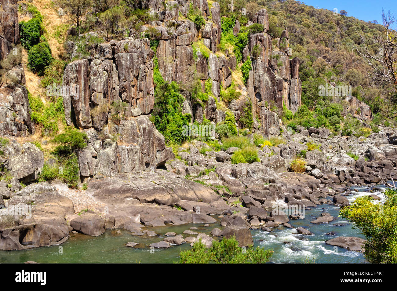 Gorge scogliere affacciate l anatra raggiungere power station museum di Cataract Gorge - Launceston, Tasmania, Australia Foto Stock