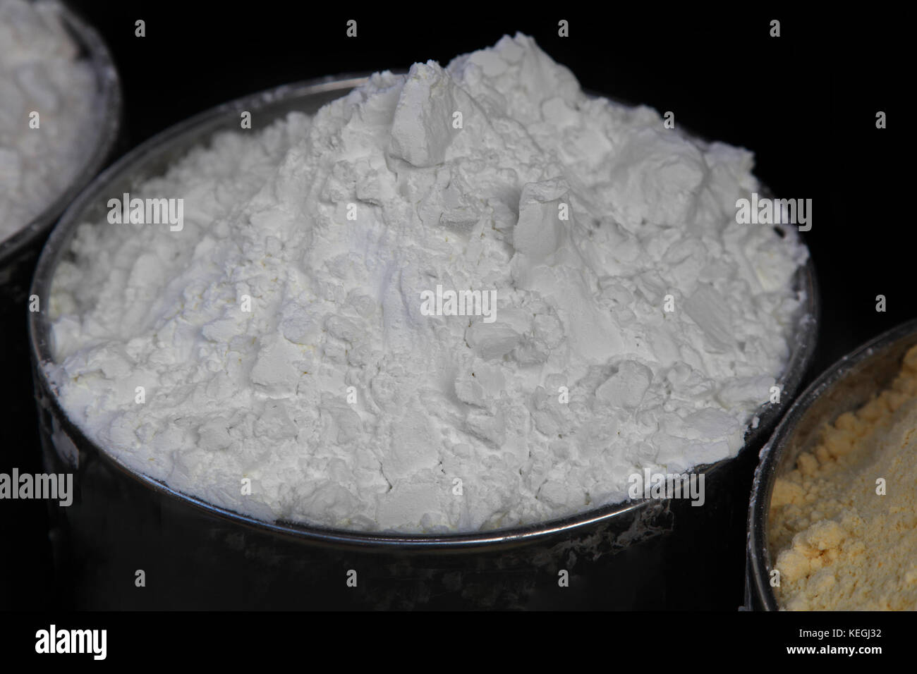 Pura polvere di cocaina dalla Colombia in color argento per il contenitore in metallo Foto Stock