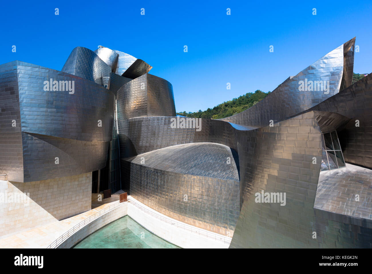Museo Guggenheim dell'architetto Frank Gehry, futuristico design architettonico in titanio e vetro a Bilbao, Paesi Baschi, Spagna Foto Stock
