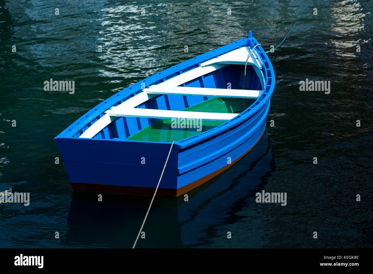 Peschereccio nel porto di Luarca nelle Asturie, Spagna Foto Stock