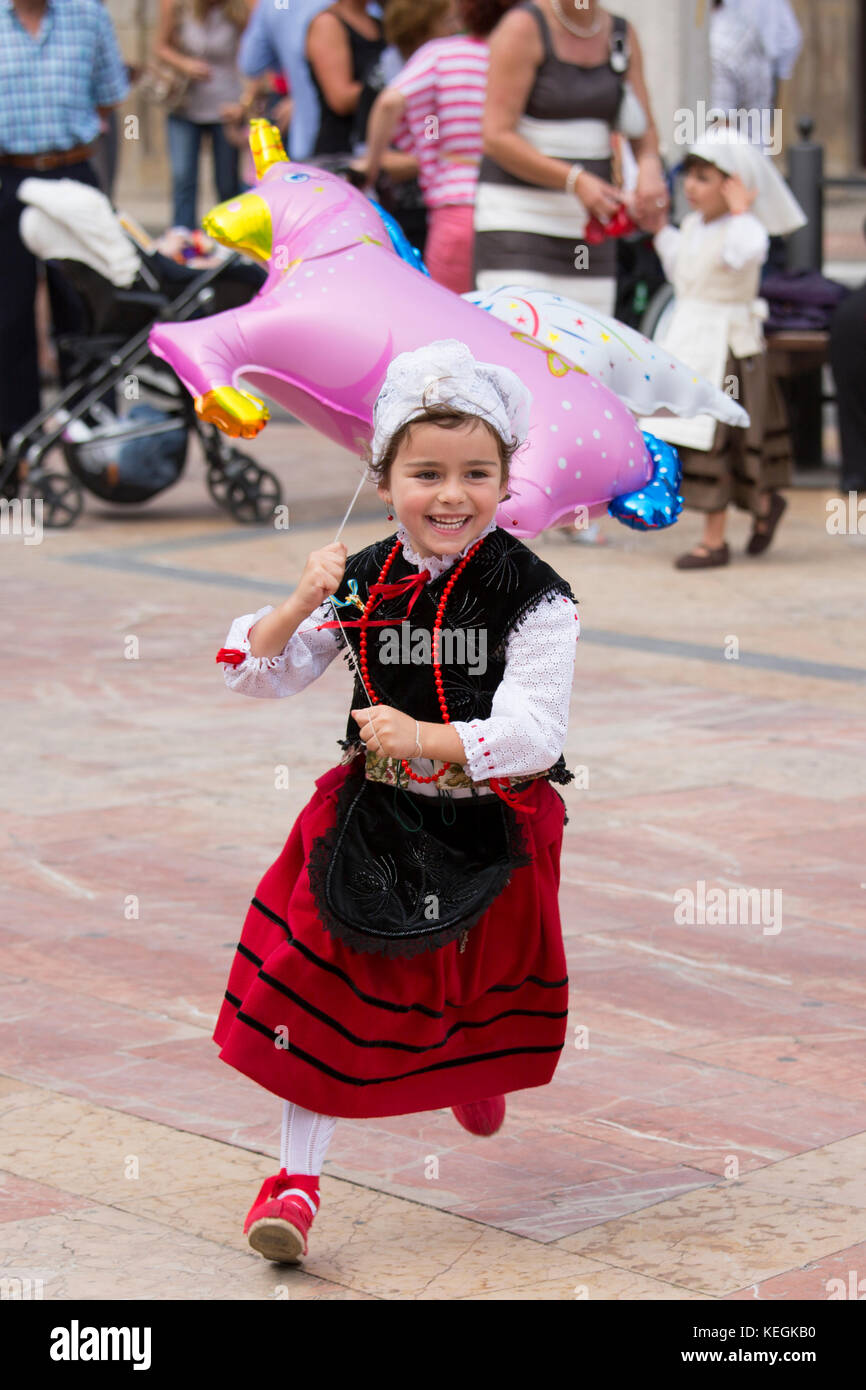 Ragazza che gioca al tradizionale fiesta a Villaviciosa in Asturias, Spagna settentrionale Foto Stock