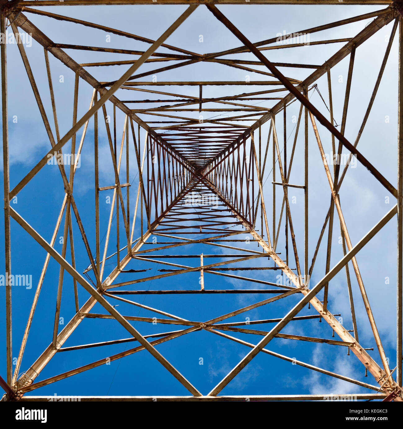 Abstract inusuale vista dal di sotto di una vecchia torre della radio. Foto Stock