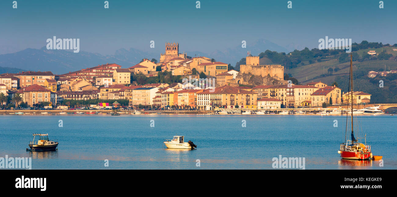 San Vicente de la Barquera, cittadina marittima e di villeggiatura in Cantabria, Spagna settentrionale Foto Stock