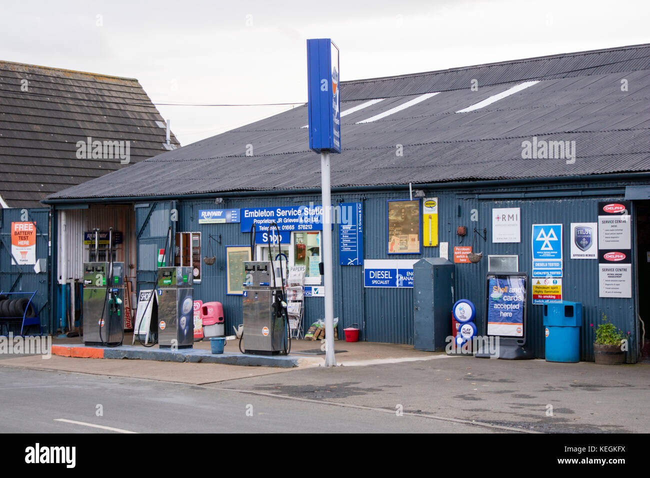 Indipendente rurale stazione di benzina, England, Regno Unito Foto Stock