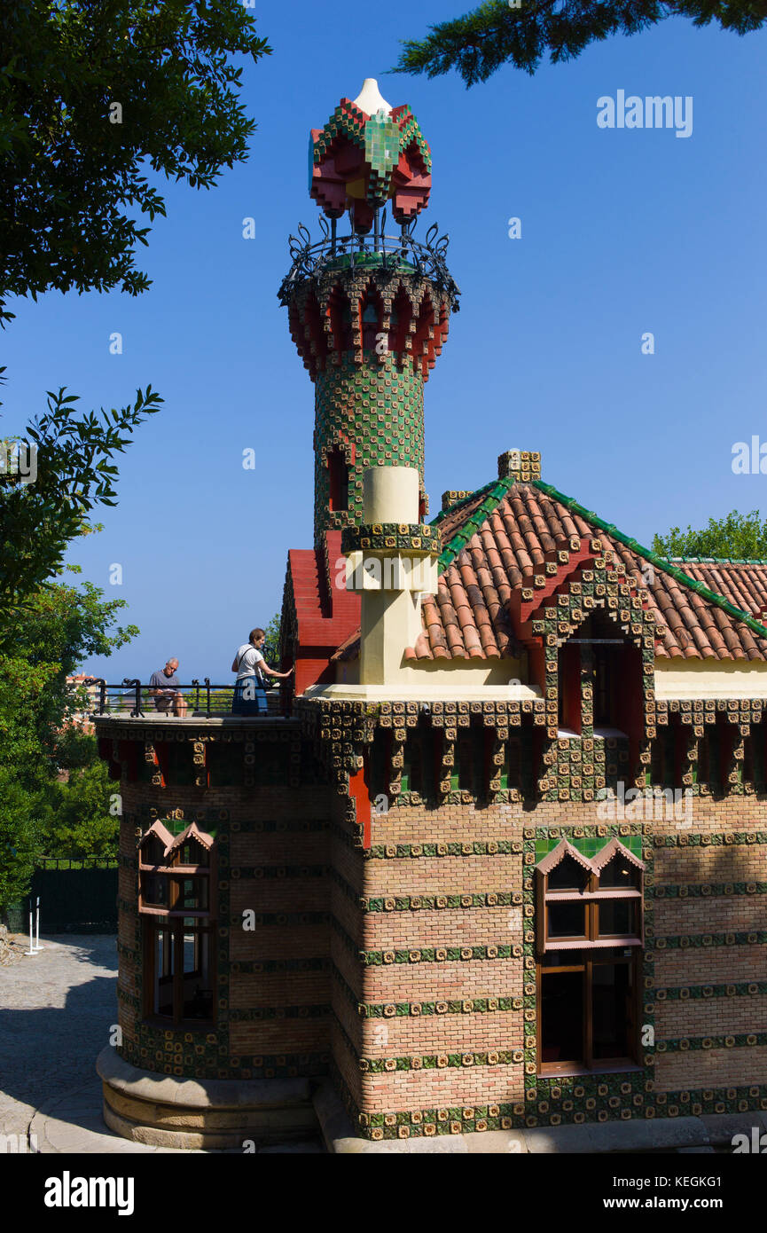 Torre Belvedere attrazione turistica di El Capricho de Gaudi (Caprice Villa Quijano) a Comillas in Cantabria, Spagna settentrionale Foto Stock