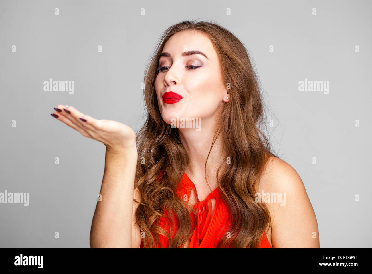 Blow kiss, giovani caucasici bionda femmina modello, isolati su sfondo bianco Foto Stock