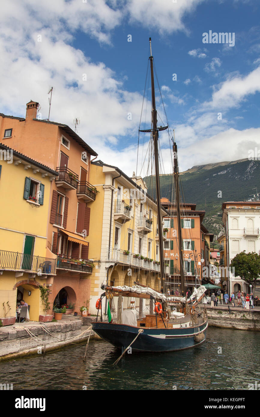 Città di Malcesine, lago di garda, Italia. vista pittoresca della barca vela siora veronica ormeggiato a malcesine porta. Foto Stock
