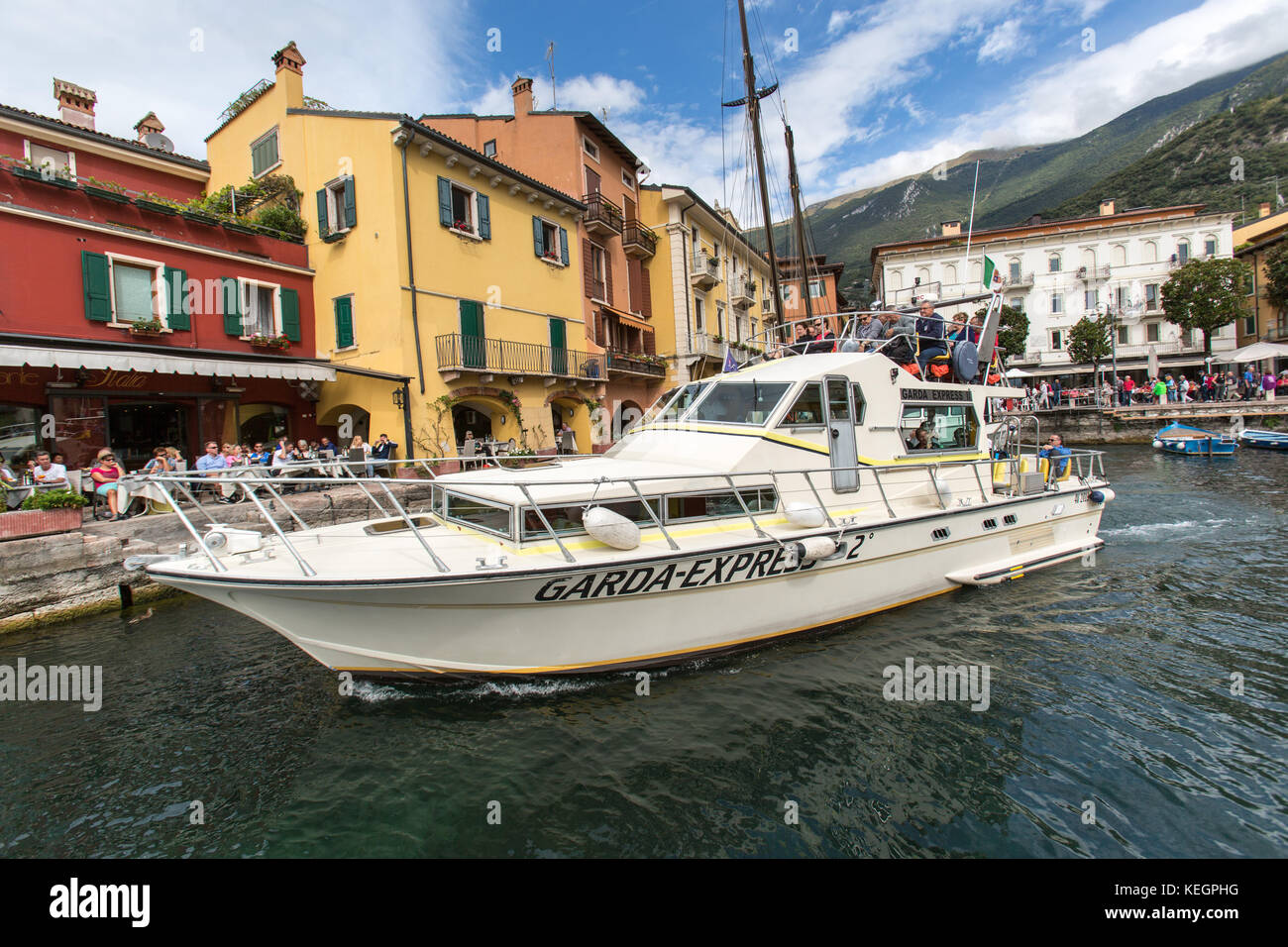 Città di Malcesine, lago di garda, Italia. vista pittoresca di battelli turistici e taxi sul fiume ormeggiato a malcesine porta. Foto Stock