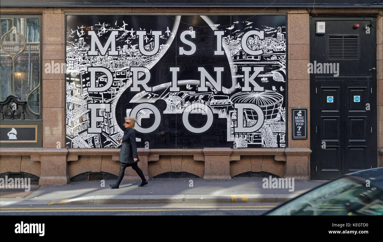 Glasgow scene di strada pedonale drink musica cibo macsorleys sfondo, un piccolo bar su Jamaica Street Foto Stock