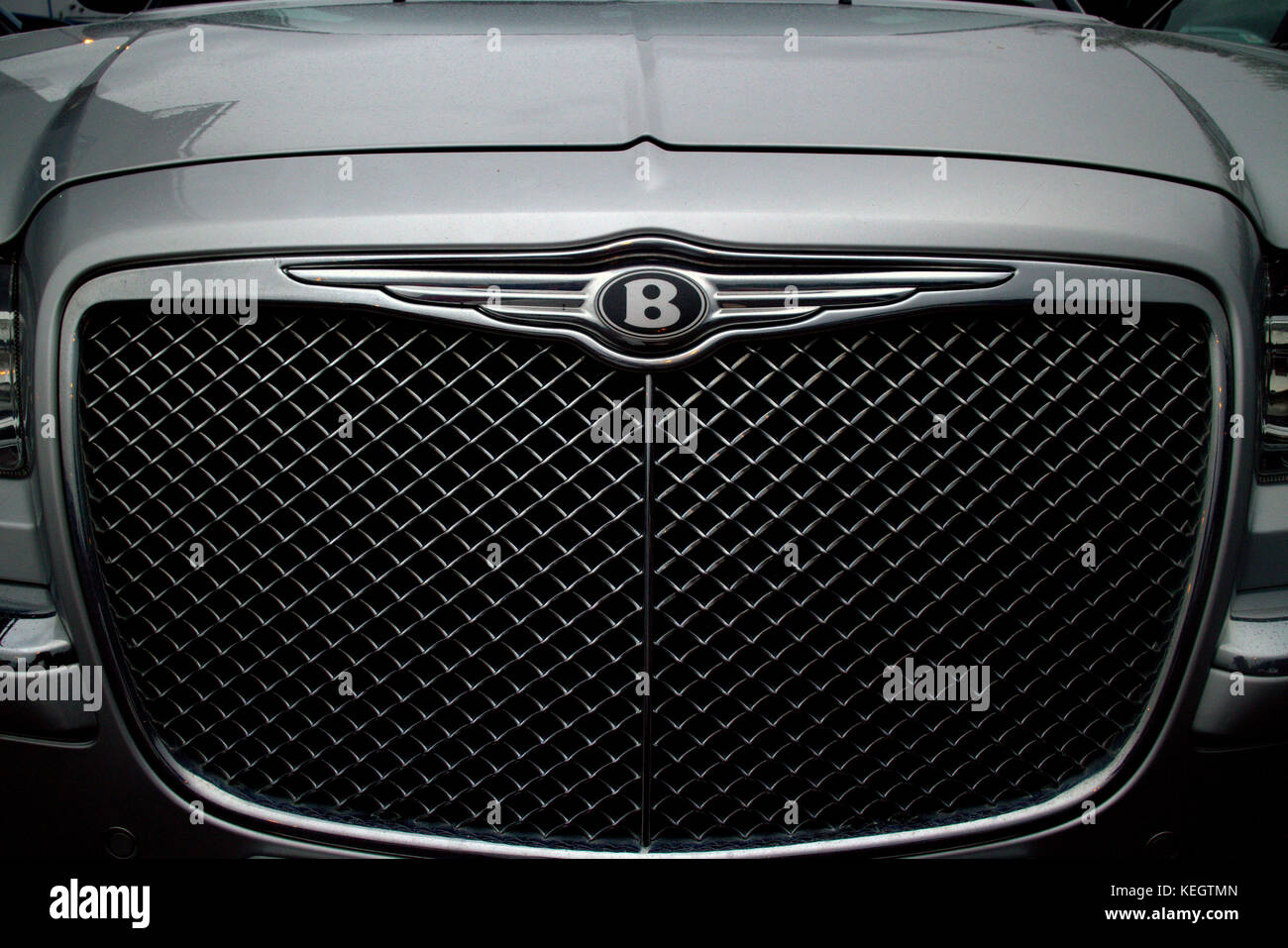 Monocromatico grigio auto Bentley close up del radiatore motore logo arte emblema b Foto Stock