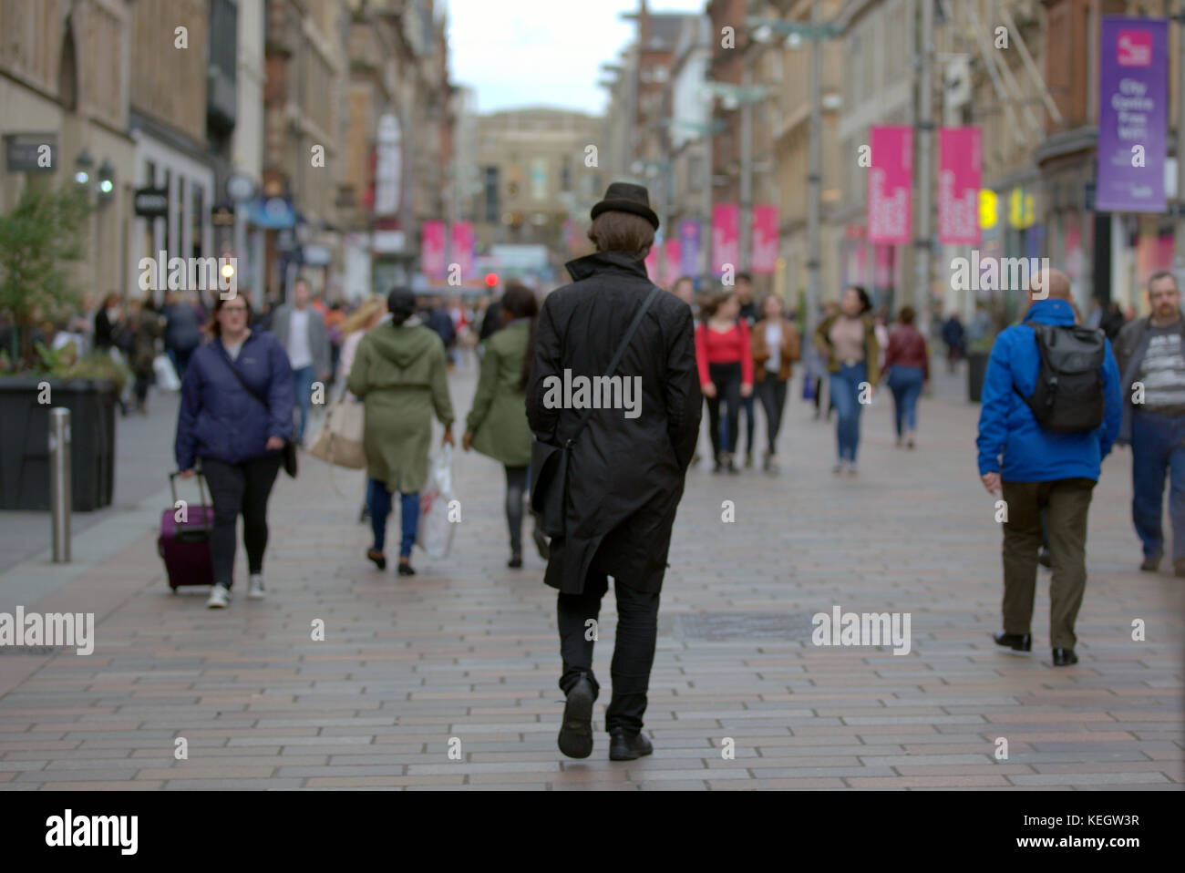 Elegante alla moda ben vestito elegante uomo in un cappello visto da dietro a Buchanan Street Glasgow lo stile di miglio Foto Stock