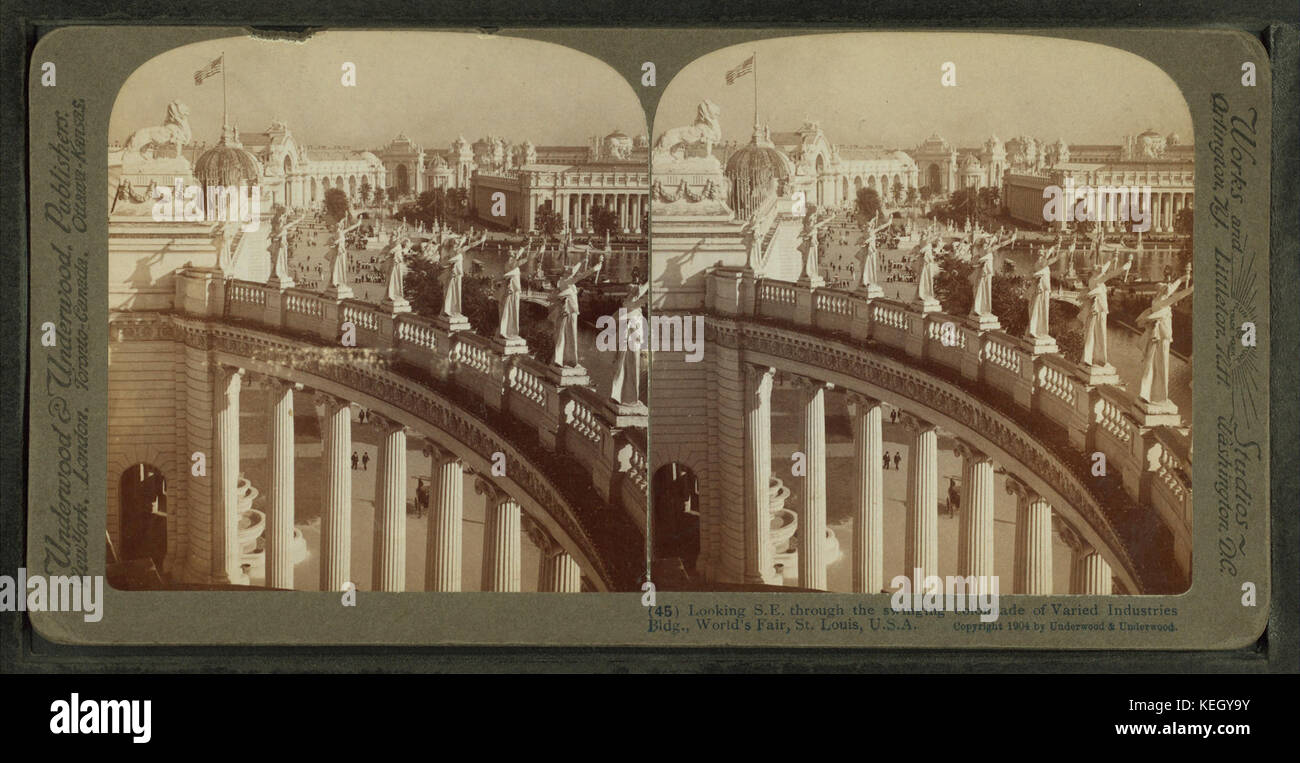 LookingS.E.throughtheswingingcolonnadeofVariedIndustriesBldg,Mondo'sfiera,St.Louis,byUnderwood&Underwood Foto Stock