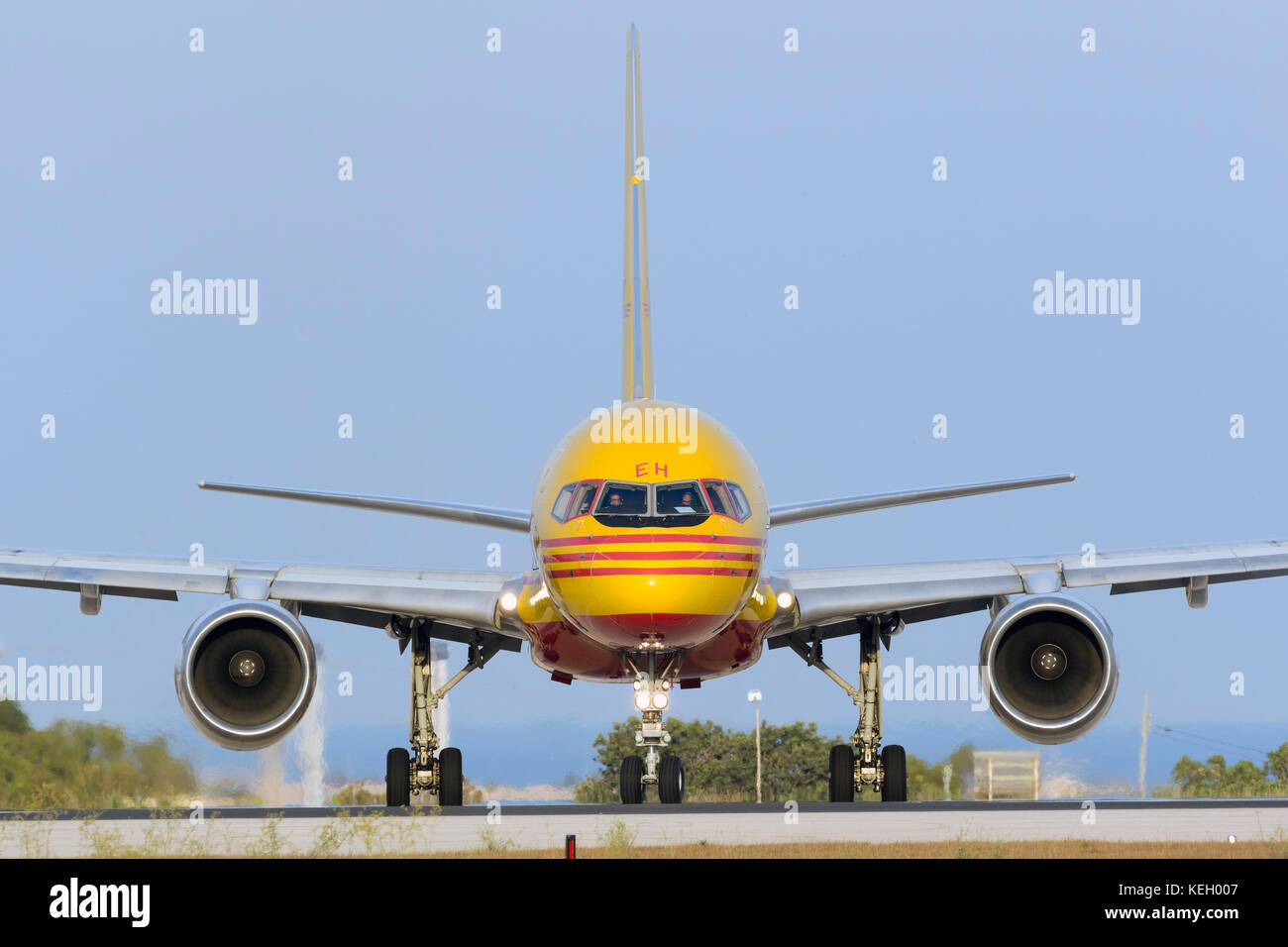 Dhl (trasporto aereo europeo - mangiare) Boeing 757-236(sf) [D-aleh] allineando la pista 31 per togliere la sera. Foto Stock