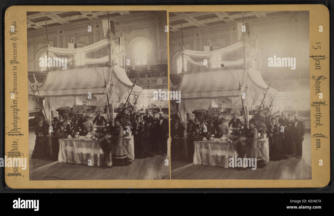 Questa immagine raffigura l'interno di una grande sala con cabine disposte per una fiera. Creato da Isaac White, offre una vista dettagliata delle ambientazioni espositive del XIX secolo. Foto Stock