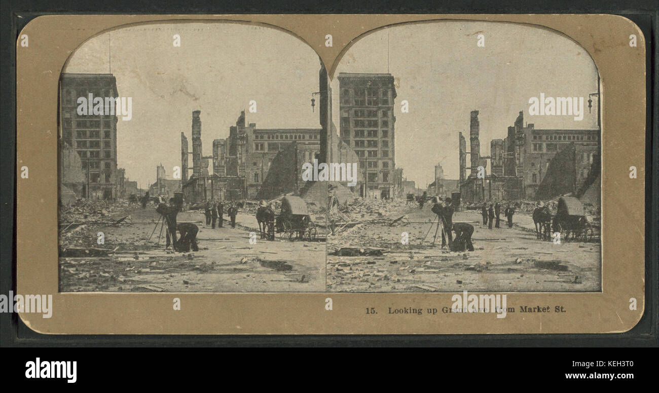 Questa vista stereoscopica, parte della collezione Robert N. Dennis, mostra una prospettiva storica che guarda Grant Avenue da Market Street a San Francisco. L'immagine cattura il paesaggio urbano durante la fine del XIX secolo o l'inizio del XX secolo. Foto Stock