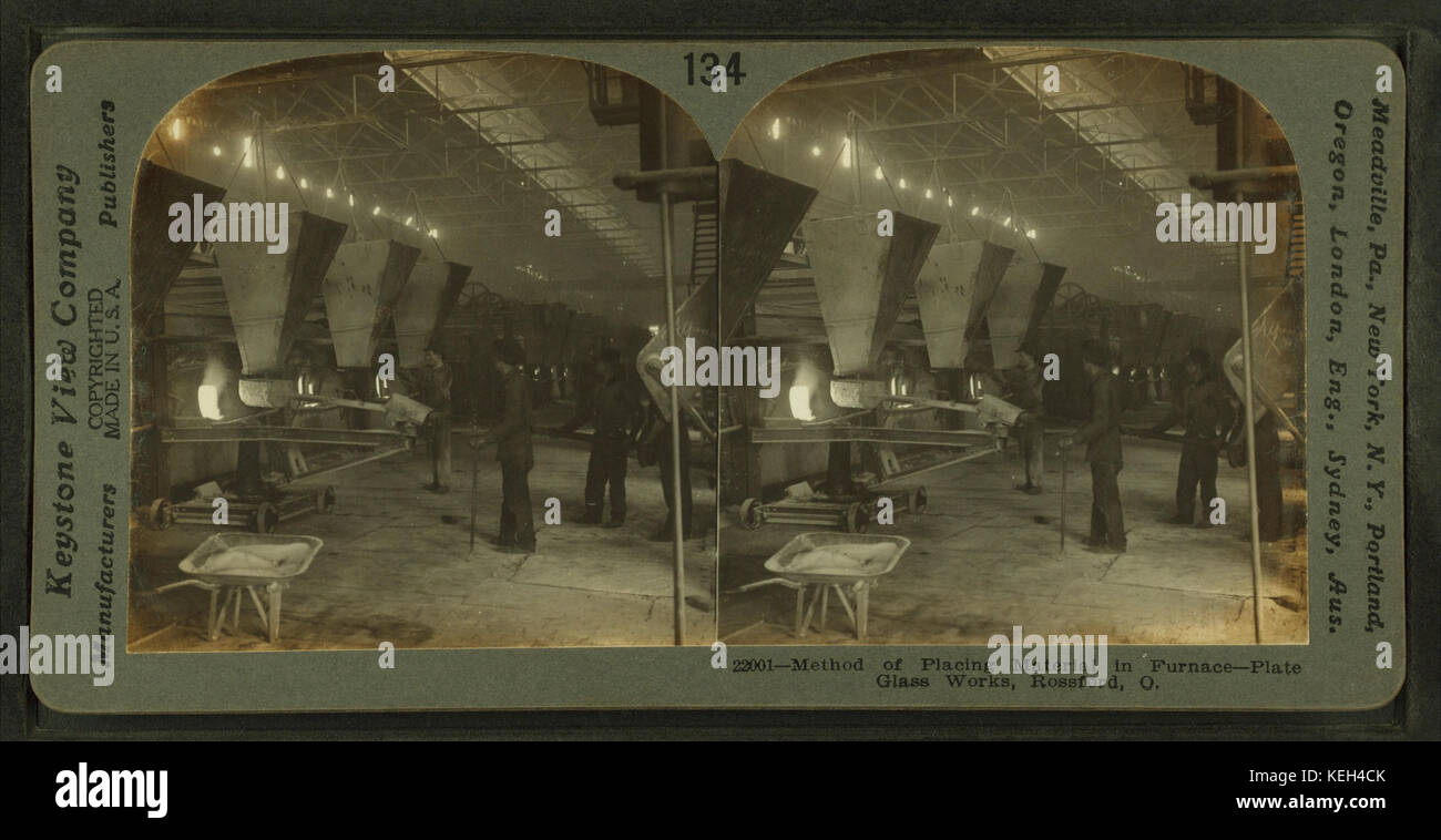 Metodo di posizionamento di materiale nel forno una lastra di vetro opere, Rossford, Ohio, di Keystone View Company Foto Stock