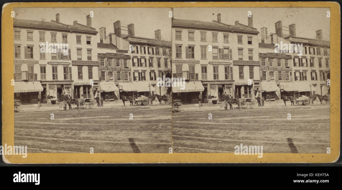 Strada Commerciale con stampante, compagnia di assicurazioni e hotel, da R. S. De Lamater Foto Stock