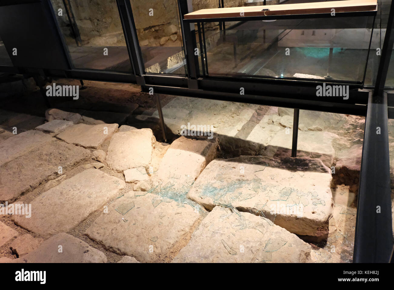 Parte della pavimentazione romana coperto in vetro rotto Almoina al Museo Archeologico, Valencia, Spagna Foto Stock