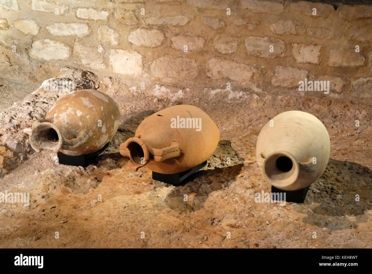 Pentole romana sul display a Amoina Museo Archeologico, Valencia, Spagna Foto Stock