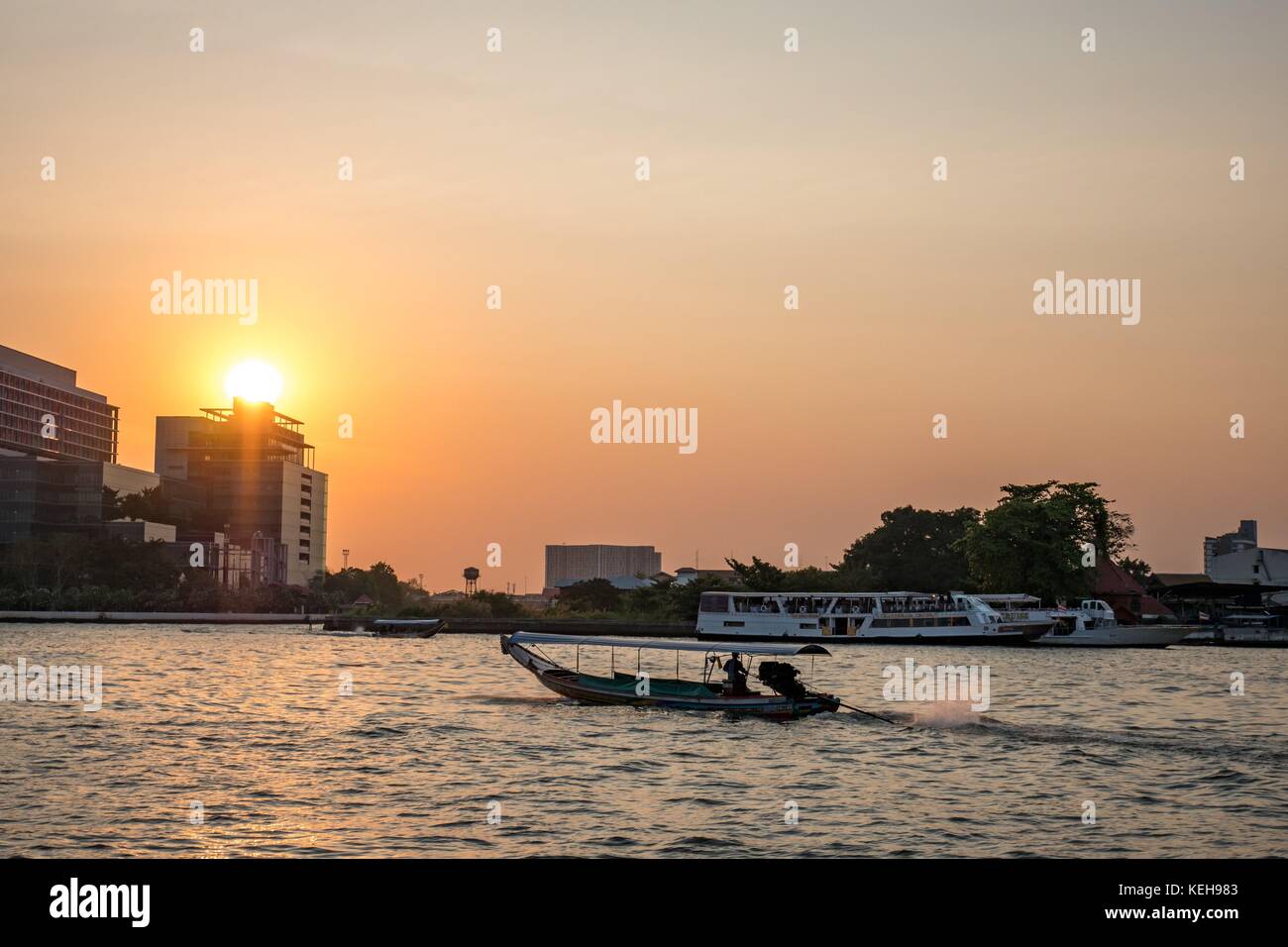 Longtail boat sul fiume di Bangkok Chao Phraya Foto Stock