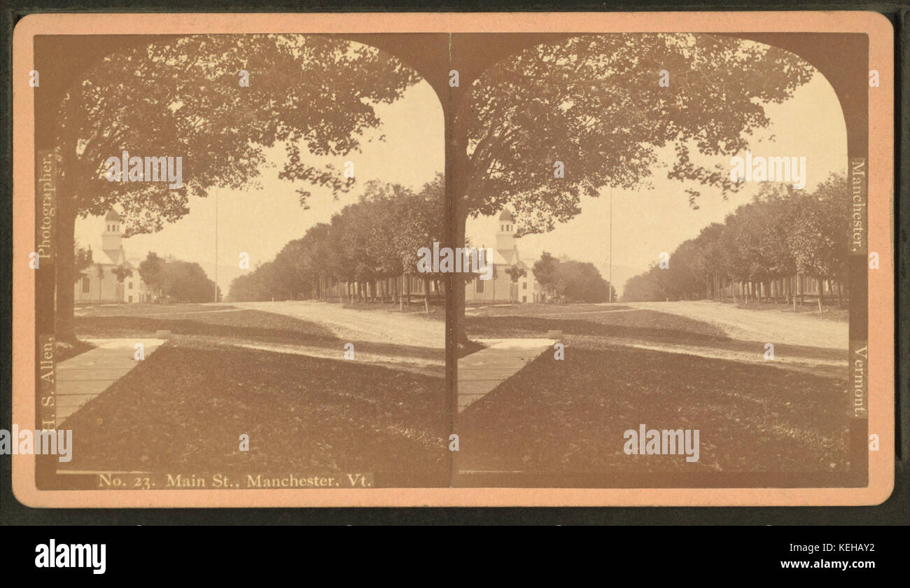 Questa fotografia cattura l'essenza di Main Street a Manchester, Vermont, scattata dal fotografo Henry S. Allen, che riflette l'architettura della città e il fascino rurale del New England. Foto Stock