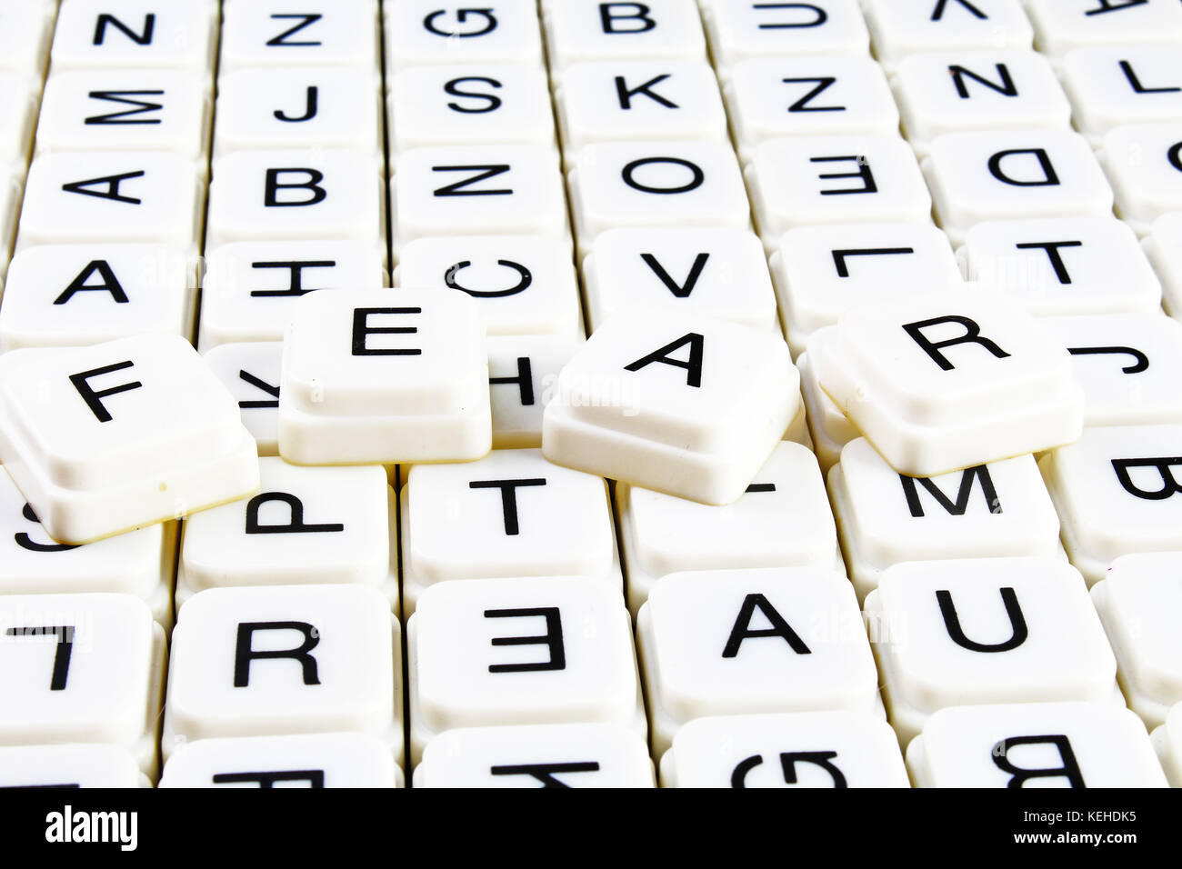 La paura di testo parola cruciverba. Lettere dell'alfabeto blocchi texture di gioco dello sfondo. Foto Stock