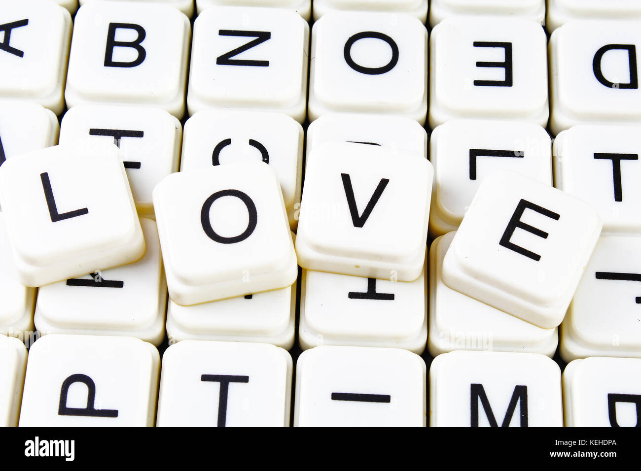 Amore testo parola cruciverba. Lettere dell'alfabeto blocchi texture di gioco dello sfondo. Foto Stock