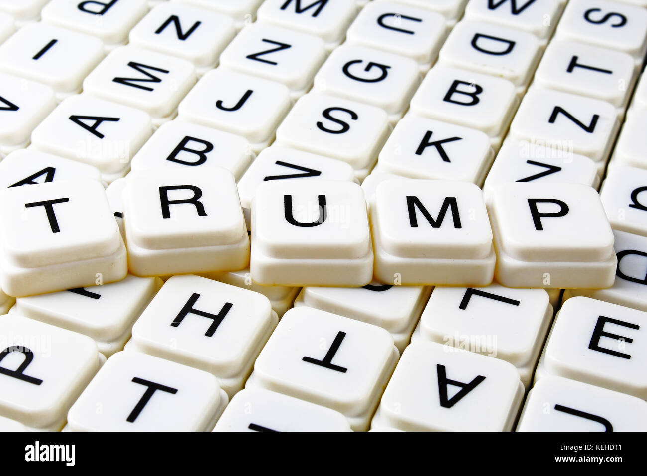 Trump testo parola cruciverba. Lettere dell'alfabeto blocchi texture di gioco dello sfondo. Foto Stock