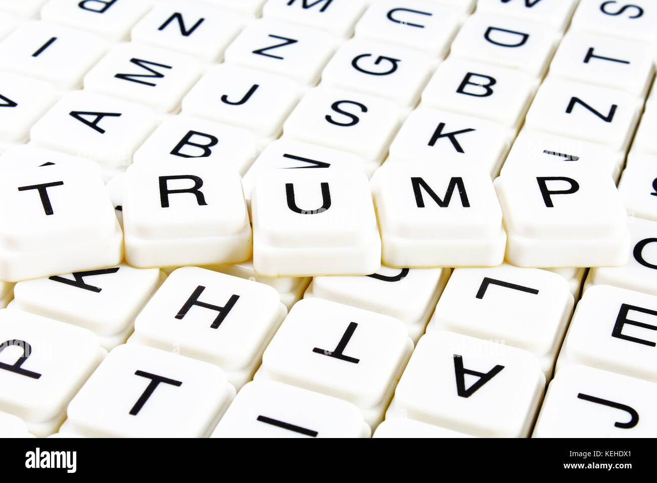 Trump testo parola cruciverba. Lettere dell'alfabeto blocchi texture di gioco dello sfondo. Foto Stock