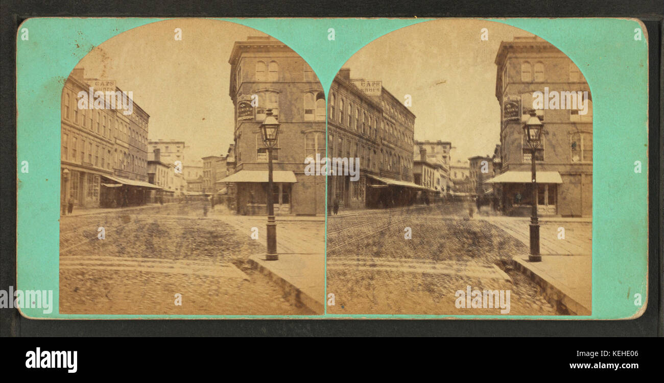 Questa vista stereoscopica cattura Broad Street a Providence, Rhode Island. L'immagine, parte della collezione Robert N. Dennis, offre uno sguardo sulla vita urbana all'inizio del XX secolo. Foto Stock